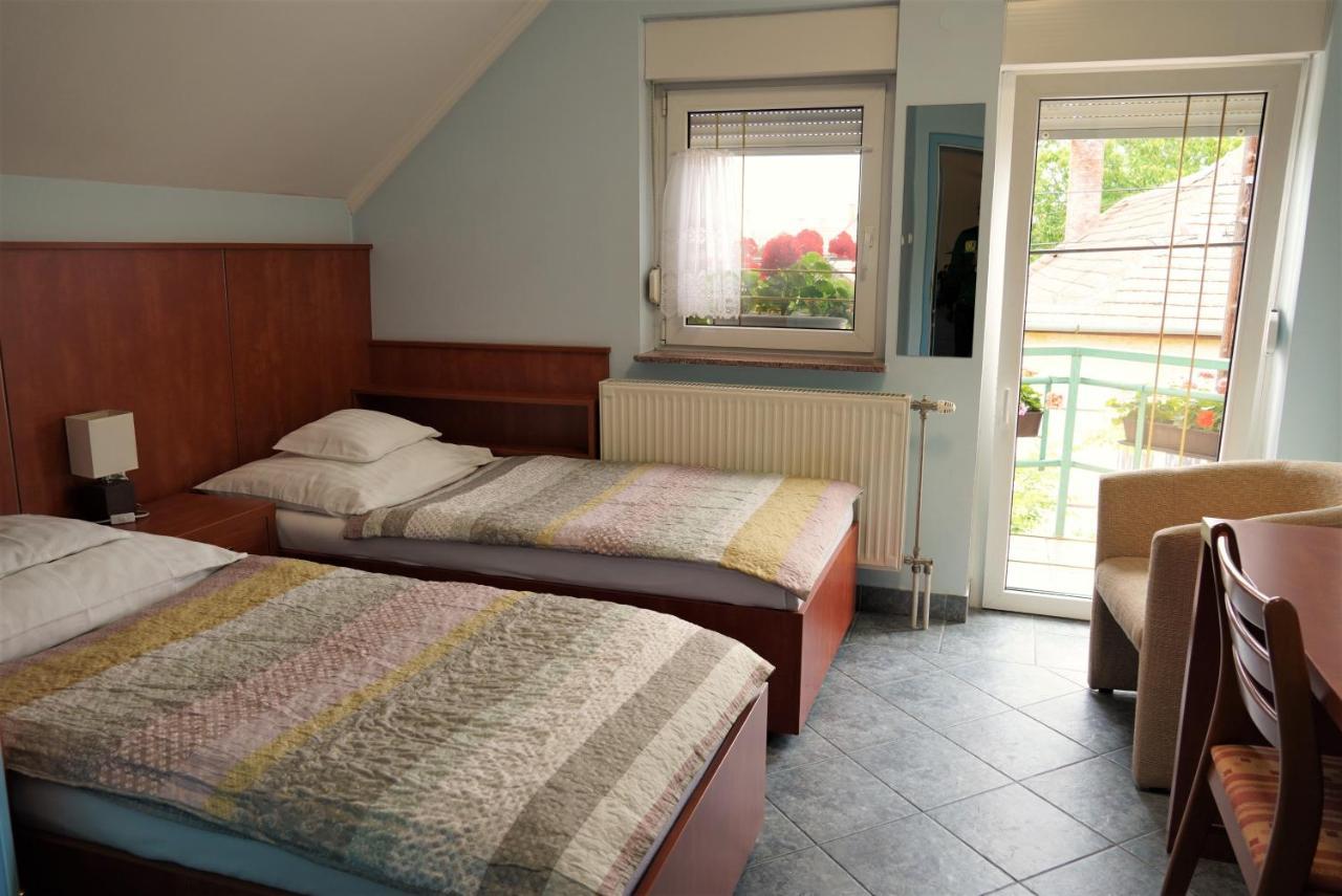 Bed and Breakfast Club Haus 502 Kalocsa Exterior foto