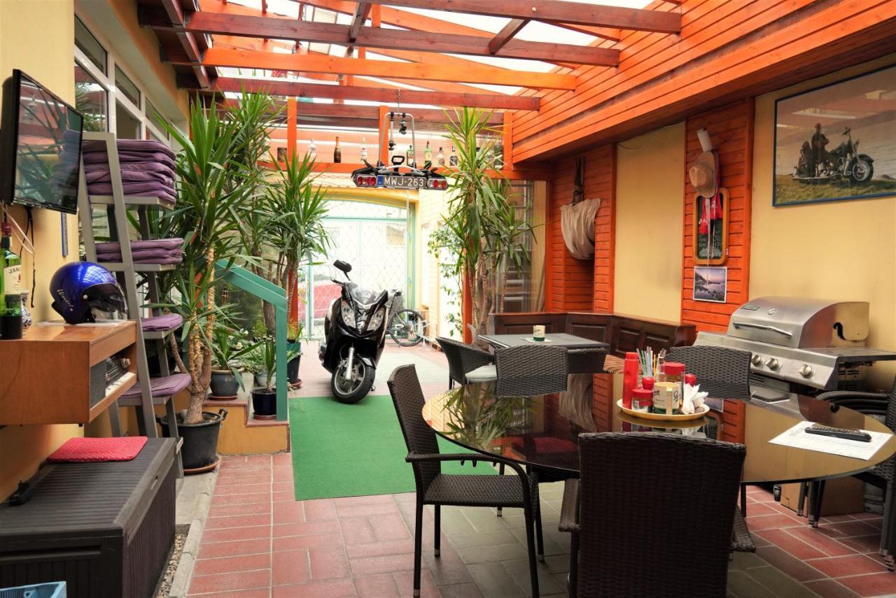 Bed and Breakfast Club Haus 502 Kalocsa Exterior foto