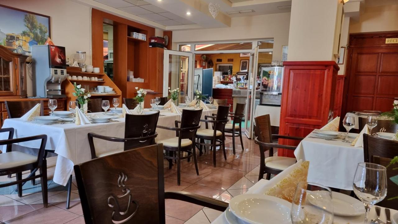 Bed and Breakfast Club Haus 502 Kalocsa Exterior foto