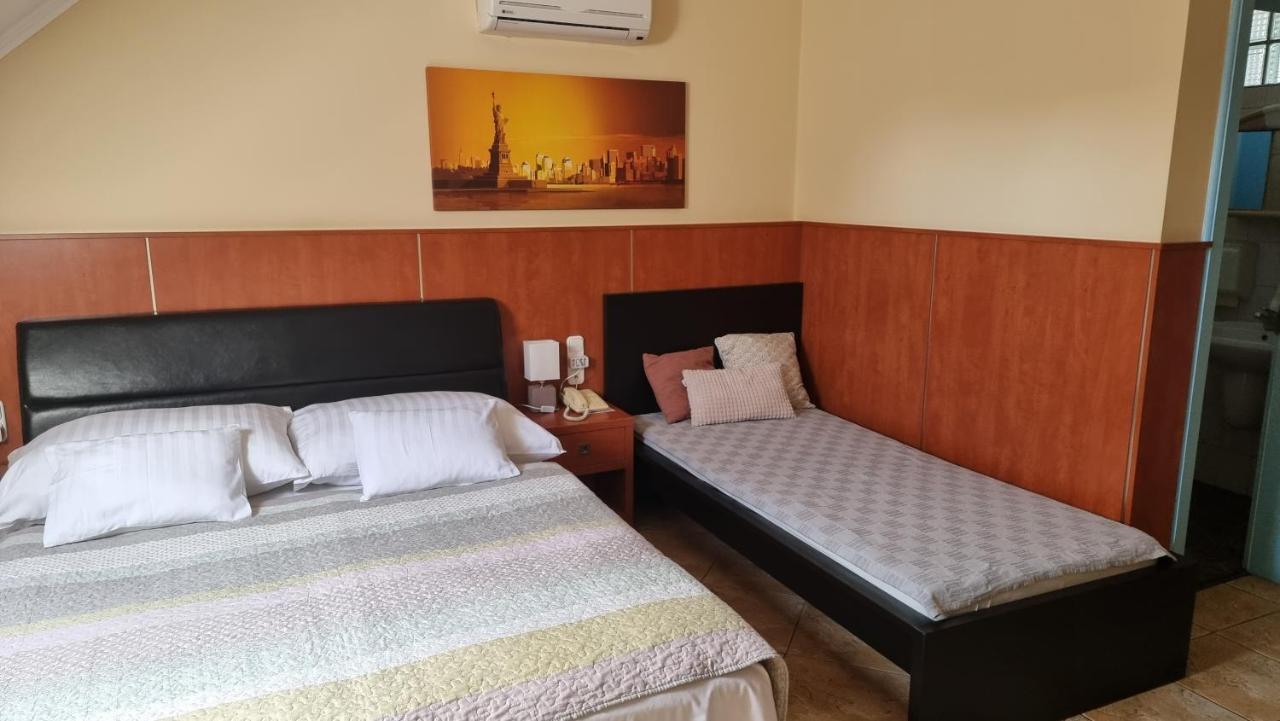 Bed and Breakfast Club Haus 502 Kalocsa Exterior foto