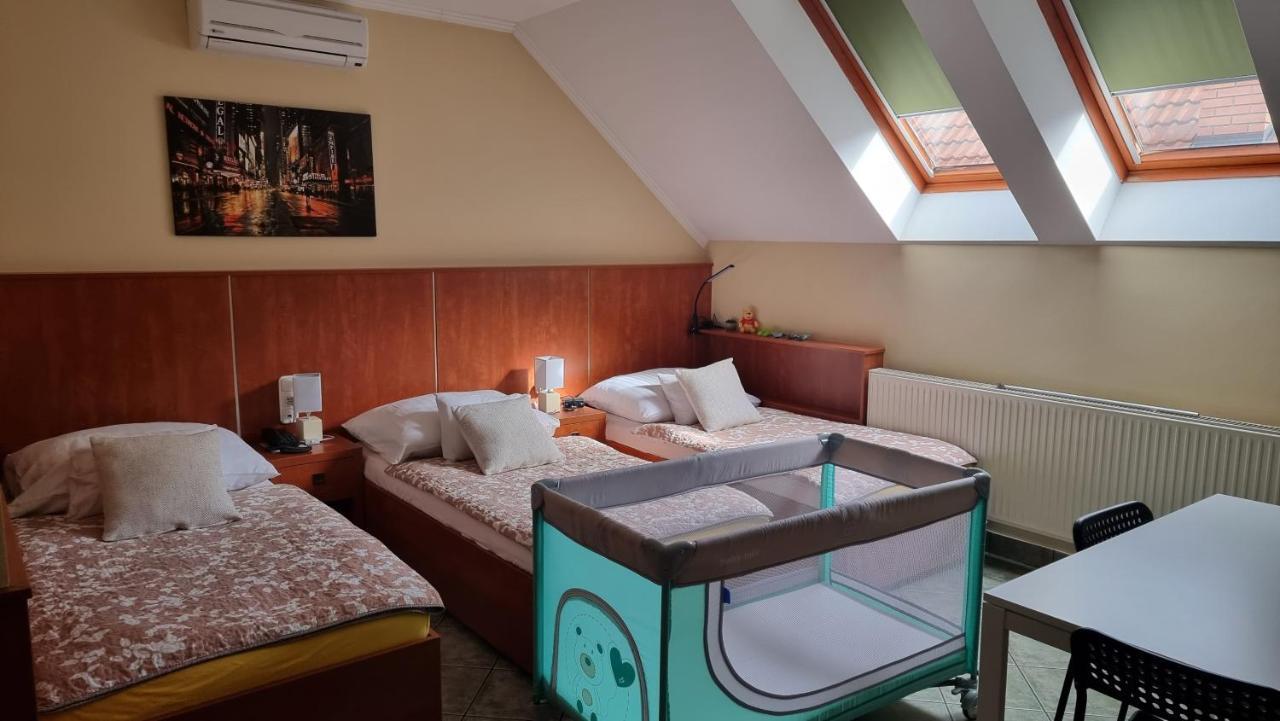 Bed and Breakfast Club Haus 502 Kalocsa Exterior foto