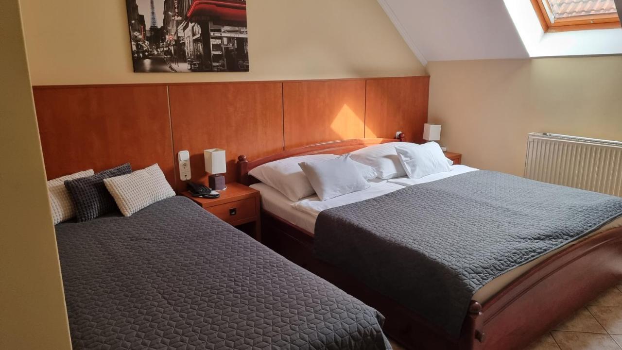 Bed and Breakfast Club Haus 502 Kalocsa Exterior foto
